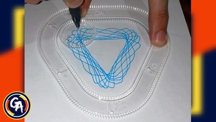 DIBUJANDO un mandala triangular azúl con un espirógrafo. DRAWING a blue triangular mandala with a spirograph.