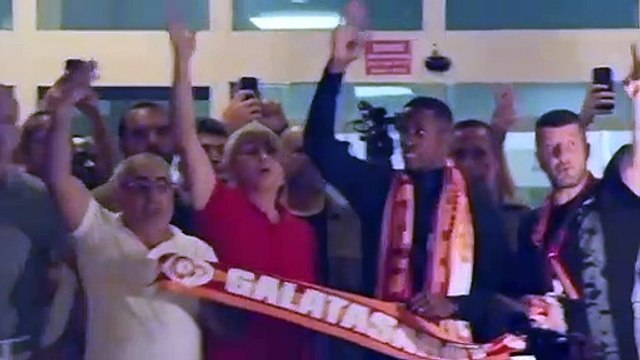 Comme un fan de Galatasaray de 50 ans ! Voyez ce que Zaha a fait, rencontrant les fans pour la première fois