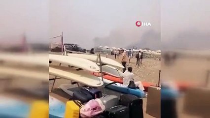 Rodos'taki yangından kaçan turistler sahillerde yardım bekliyor