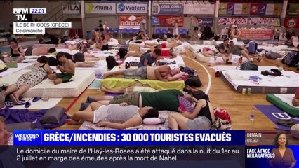 Incendies en Grèce: les touristes internationaux errent dans les aéroports à la recherche d'un vol retour