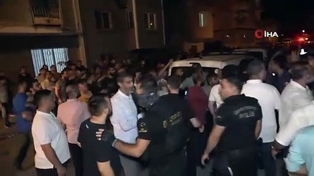 Adana'da öfkeli kalabalık, HÜDA Par binasını kana bulayan şüphelinin evine saldırdı