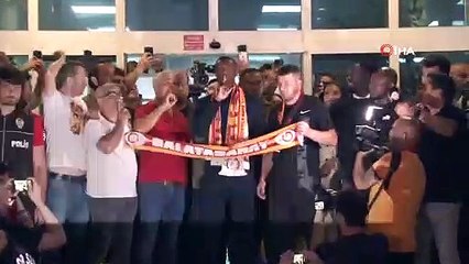 Ortaklık yangın yeri! Binlerce Galatasaray taraftarı Zaha'yı bekliyor
