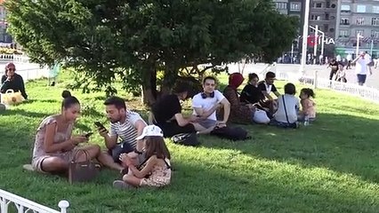 Taksim'de bir vatandaş asfaltta yumurta pişirip böyle yedi