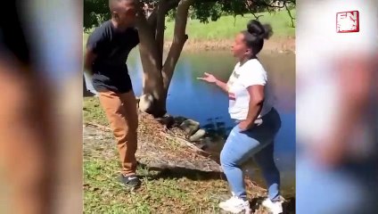 Kendisine tokat atan kadını suya iten adam