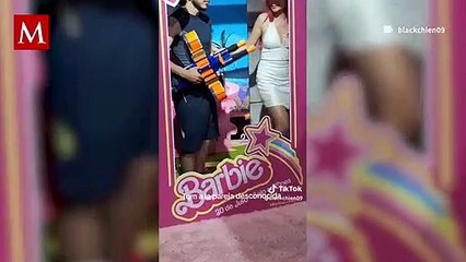 Joven se caracterizó como Max Steel para acompañar a su novia a ver Barbie; momento se vuelve viral