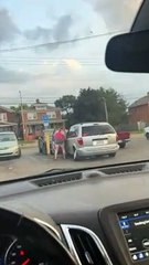 SUV avec des roues inclinées encore en quelque sorte roulable