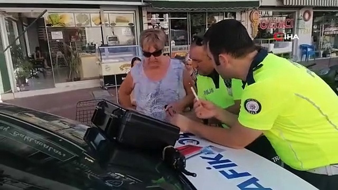 Il a été traîné sur des mètres pour éviter de heurter la moto... Ces moments ont été filmés.
