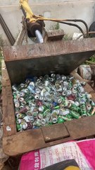 Menghancurkan kaleng minuman bekas