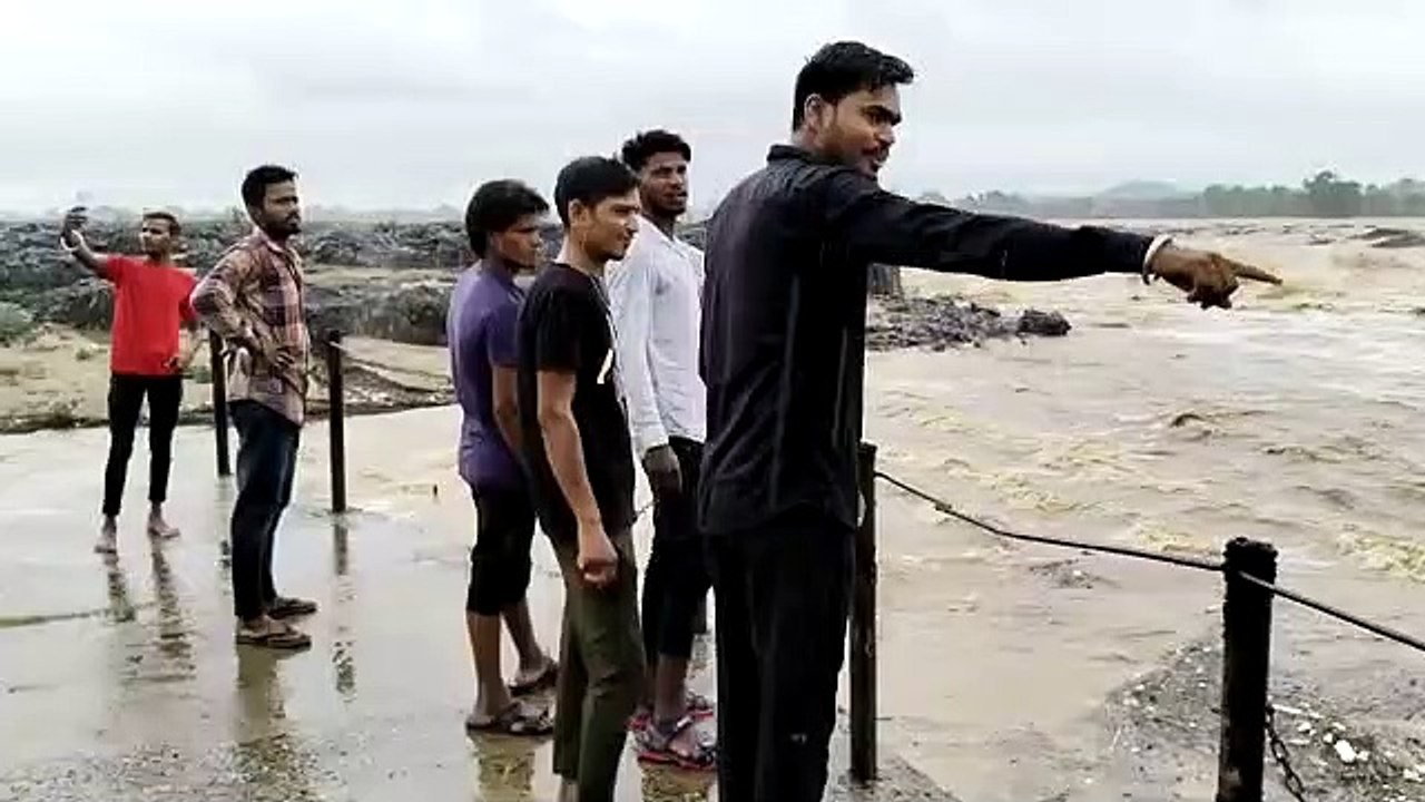 सहस्त्रधारा में टूटी रेलिंग के पास पहुंच रहे पर्यटक