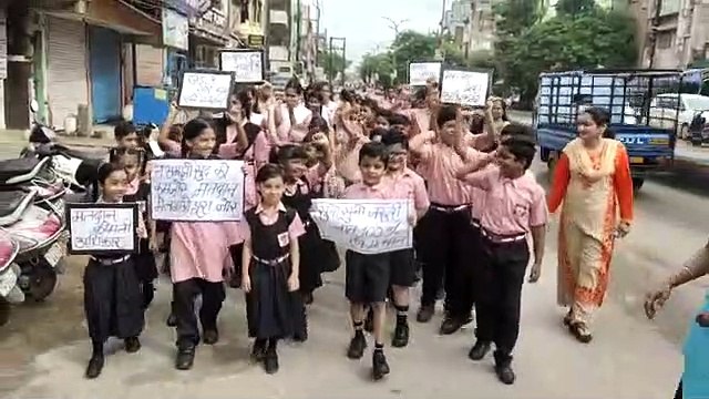 मानव श्रृंखला बनाकर नन्हें-नन्हें स्कूली बच्चों ने दिया मतदाता जागरूकता का संदेश