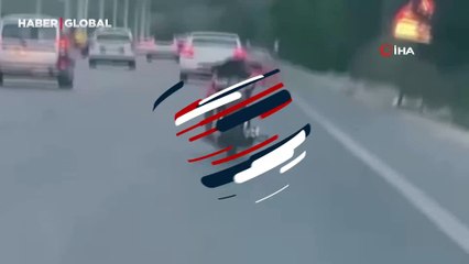 Trafikte skandal anlar: Motosikleti yatarak kullandı