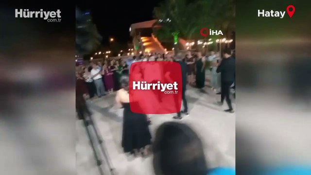 Depremzede çiftin düğününe katılan Haluk Levent çiftetelli oynadı