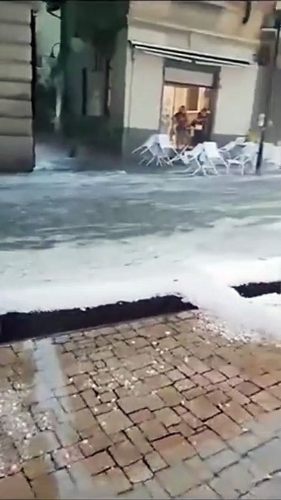 Orage de grêle impressionnant en Italie (milan)