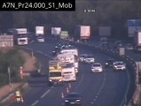 Deux camions manquent de percuter un véhicule sur l’autoroute (France)