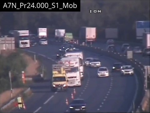 Deux camions manquent de percuter un véhicule sur l’autoroute (France)