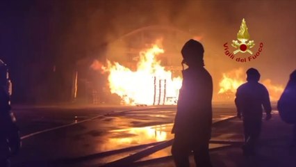 Spento un incendio in un'azienda dei trasporti nel Salernitano