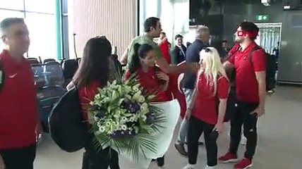 SPOR Dünya şampiyonu genç milliler, İstanbul Havalimanı'nda çiçeklerle karşılandı