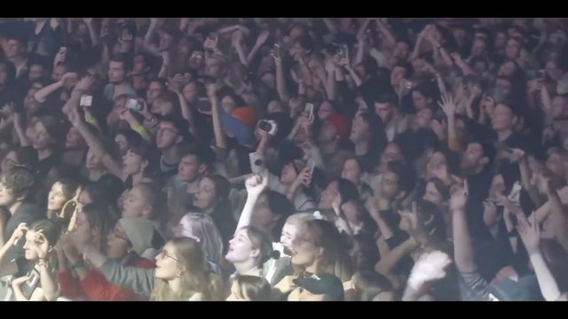 The 1975 chante It's Not Living If It's Not with You à Paris