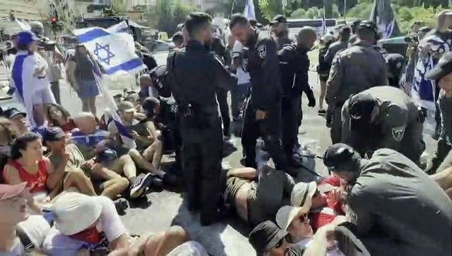 الشرطة الإسرائيلية تستخدم خراطيم المياه لتفريق المتظاهرين