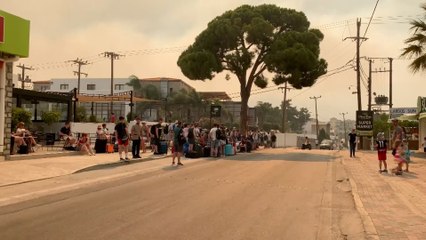 بسبب الحرائق في اليونان.. أكبر عملية إجلاء للمدنيين