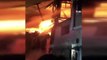 Fatih'te 2 katlı metruk bina alev alev yandı