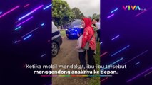 Isi Pesan Kertas yang Dilempar Ibu-ibu ke Mobil Jokowi