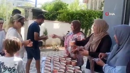 Depremde hayatını kaybedenler için aşure dağıtıldı