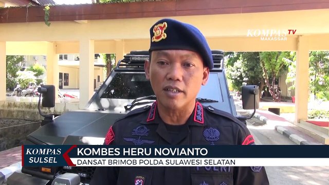 Warga Dan Brimob Polda Sulsel Bersih- Bersih Sampah