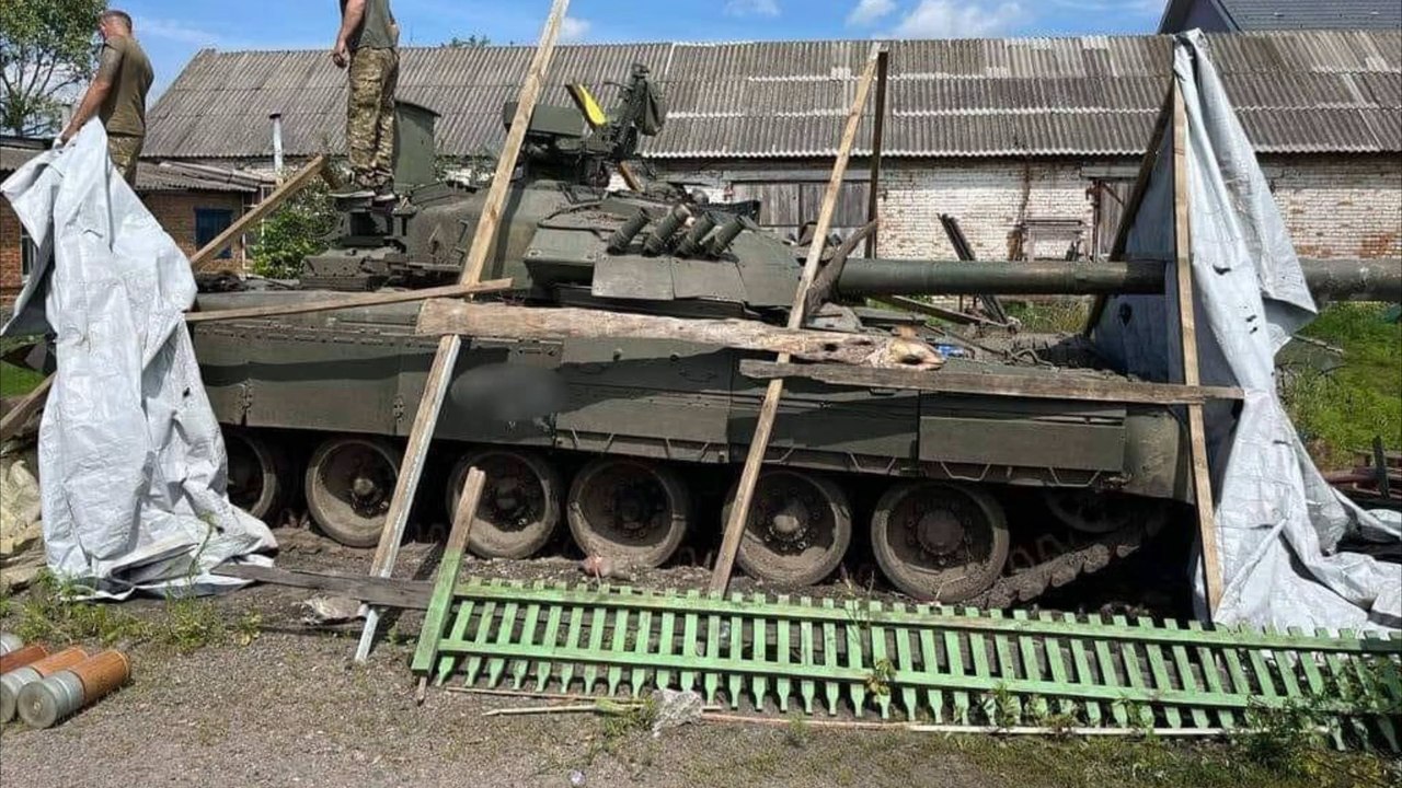 Ukrainer versteckte russischen Panzer ein Jahr im Garten