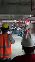 "En Perú jamás te aburres": Trabajadores de construcción sorprenden con peculiar desfile