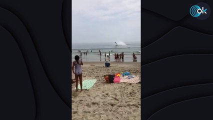 Una avioneta se estrella en una playa ante la mirada atónita de los bañistas