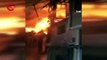 Fatih’te 2 katlı metruk bina alev alev yandı!