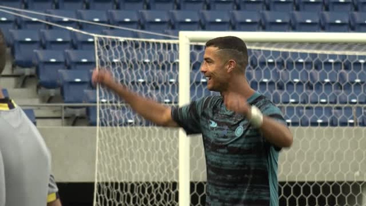 Al-Nassr - Ronaldo tout sourire à l'entraînement avant d'affronter le PSG