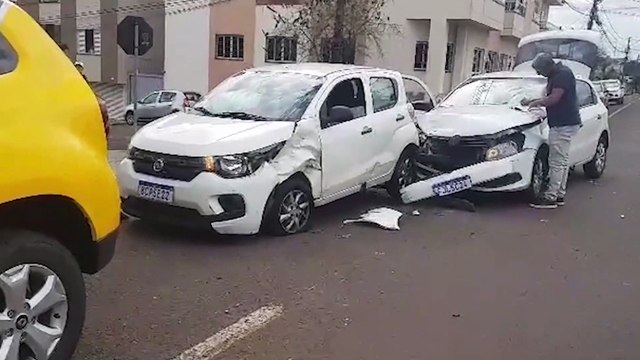 Carros se envolvem em colisão na Rua Souza Naves, no Parque São Paulo