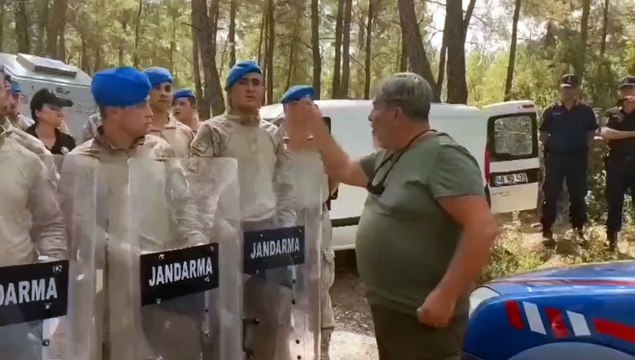 Akbelen'de jandarmalara seslenen vatandaş: Komutanlarınız bile ağaç gölgesinde oturuyor, biz korumazsak kim koruyacak?