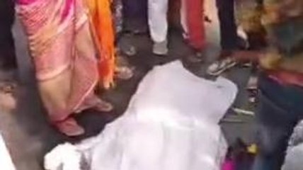 बेकाबू ट्रक ने महिला को रौंदा, खूनी सड़क पर चिपके लाश के चिथड़े