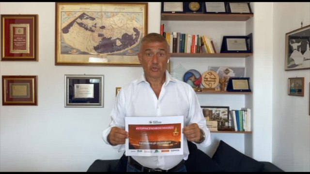 Incendi, Pecoraro Scanio: Più aiuto a protezione civile e vigili fuoco