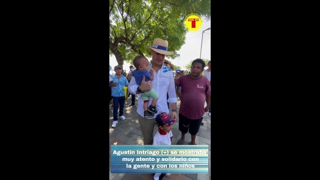 AGUSTÍN INTRIAGO (+) EN SUS RECORRIDOS COMO ALCALDE EXPRESABA HERMANDAD CON LOS NIÑOS Y ADULTOS