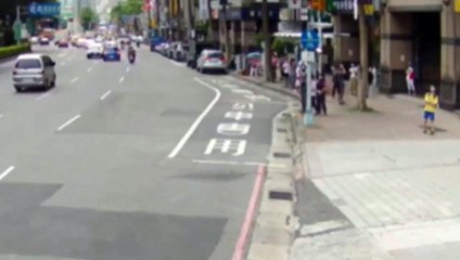 ¡Ver para creer! Mujer muere tras ser impactada por un aire acondicionado que cayó de edificio