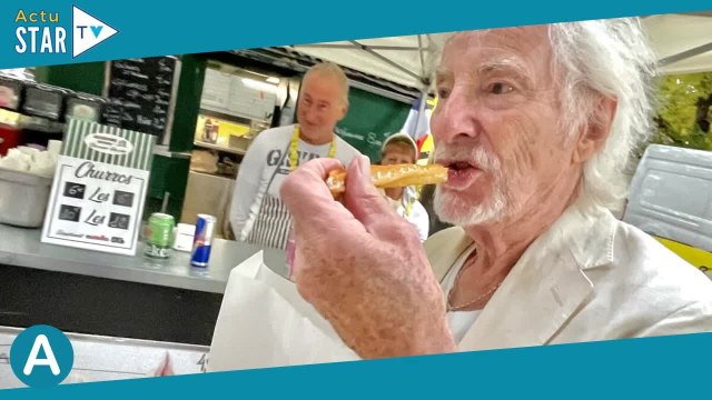 PHOTOS Hugues Aufray, 93 ans et amoureux de sa jeune compagne : le couple s'éclate sur le Tour de Fr