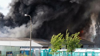 Feuerwehr-Großeinsatz: Giftmülllager brennt ab