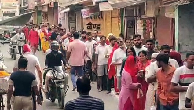 श्रावण मास में इस मंदिर में सुबह से लेकर रात तक ऐसे लगती है भक्तो की लंबी कतार,देखे वीडियो