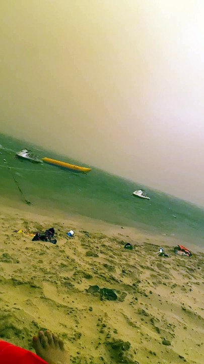 Les amateurs de plage pris au dépourvu par une tempête de sable soudaine