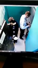 Cette policière fait une grosse bêtise en déchargeant son pistolet