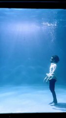 Une danse sous-marine juste incroyable