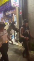 Va dal tabaccaio con il cavallo