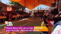 Mamá lleva foto de su hijo fallecido para recoger diploma de Kínder