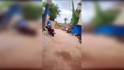 घरों में बच्चों से बिकवा रहे शराब, 24 घंटे छलक रहे जाम, देखें वीडियो