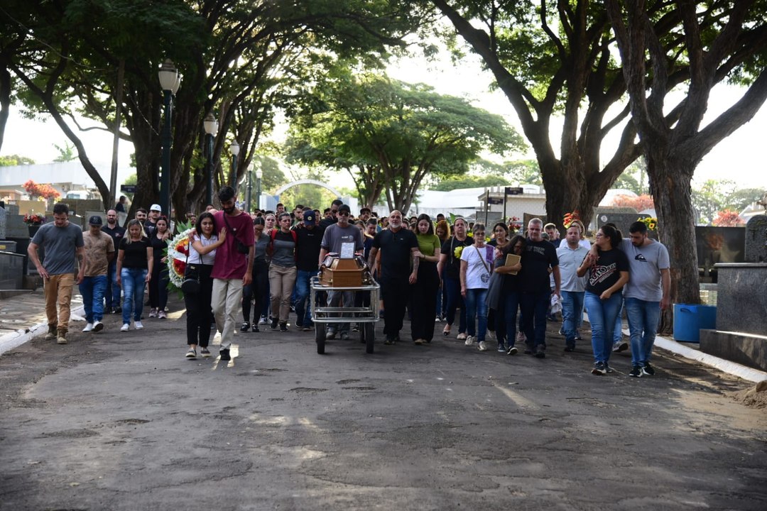 Homenagem marca enterro de motoboy morto em acidente na PR-182, próximo ao acesso a Santa Eliza