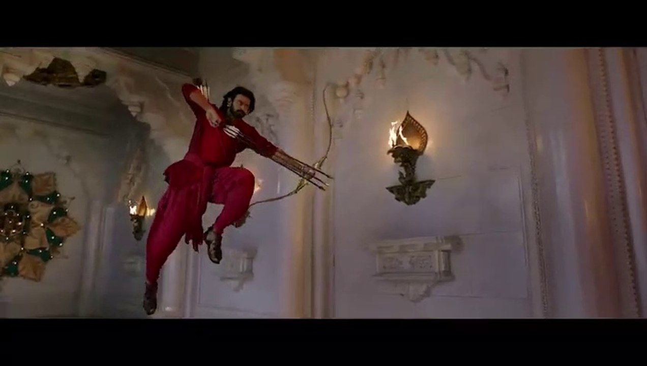 राजकुमारी देवशेना धधकती हुई मसाल से बाहुबली को दे मारा - Prabhas _ Bahubali Action Scene-(480p)